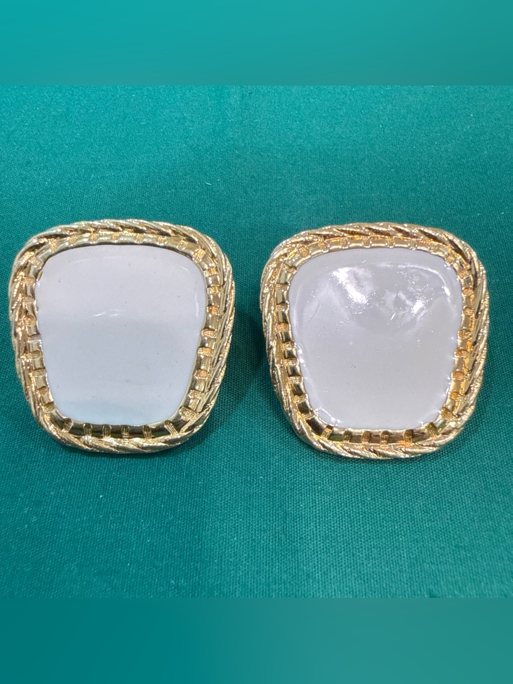 VTG Avon Cream Enamel Pierced Earrings. 19E